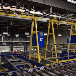 Fördertechnik-Anlage in einer Industriehalle