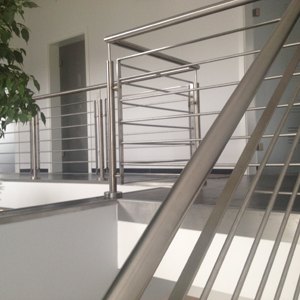 Edelstahl-Geländer im Treppenhaus