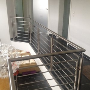 Edelstahl-Geländer an einer Galerie
