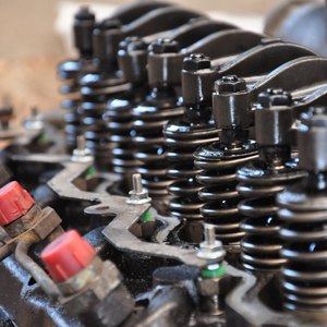 Motorblock mit Ventilfedern