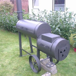 BBQ-Smoker im Garten