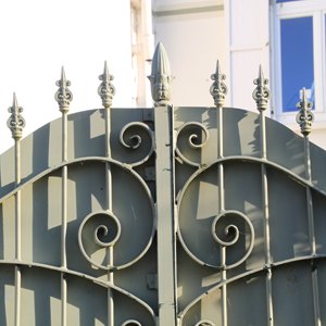 Schmiedeeisernes Tor mit Spitzen